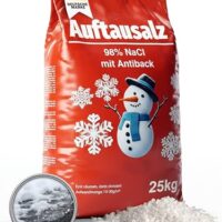 Ein 25 kg Beutel Aufftausalz Salz liegt auf einer Platte mit daneben verstreuten Salz. Der Beutel ist rot und zeigt einen Schneemann und den Text 'Natureflix'.