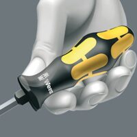 Wera 932 A Schlitzschraubendreher, ein langlebiges Werkzeug für verschiedene Anwendungen mit durchgehender Sechskantklinge und Mehrkomponentiger Kraftform Griff.