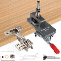 Hochwertige 35 mm Scharnier Bohrschablone für Türschrank, perfekt für Hausmeister, Schreiner und DIY-Enthusiasten, mit integriertem Scharnierbohrungsmesser und ergonomischer Form.