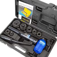Ergänztes hydraulisches Lochstanzer-Set mit verschiedenen Stempeln und Matrizen für die Herstellung von Löchern in Metallplatten. Das Set umfasst eine hydraulische Stanze, 6 verschiedene Stanzformen sowie einen robusten Tragekoffer und Zubehörteile.