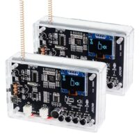 Zwei kleine elektronische Geräte mit den Worten 'Radio' und 'Walkie-Talkie' auf jedem. Sie sind silberfarben und an einem Kabel befestigt. Ein Gerät hat ein Display, das die Zahl '0' anzeigt. Das andere Gerät ist an eine Kabel angeschlossen, was darauf hinweist, dass sie möglicherweise Teil eines Sets oder Kits für Lernen und Lehren sind.