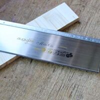 Augusta Heckenrose Gehrungs-Feinsäge, hochwertige Holzsäge aus Bandstahl C75 mit feiner Spitzzahnung und stabilen Stahlrücken für präzisen Schnitt bei der Verarbeitung von Holz, PVC und Stuck