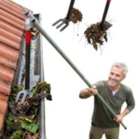 BeGrit Dachrinnenreiniger mit Teleskopstiel und Dachrinnenschaufel für eine sichere und effiziente Reinigung von Dachrinnen ohne Leiter