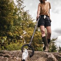 Gartenarbeit, Fiskars Greifer, Stahlstiel, 87,5 cm lang, schwarzes Design, ideal für das Einsammeln von Abfällen und Laub