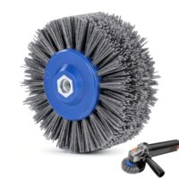 Eine blaue Nylon-Bürste mit silbernen Griff und Drahtborsten sitzt neben dem Produkt, aus dem sie kommt. Die Borsten sind zum Polieren von Kupfer und anderen Metallen geeignet.
