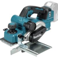 Blauer Makita DKP181ZU Akku-Hobel mit Bluetooth-Funktion für Heimwerker-Projekte