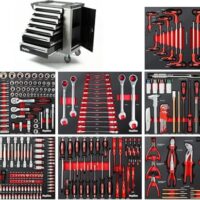 Werkzeugwagen mit 7 Schubladen und hervorragenden Werkzeugen wie Schraubenschlüssel, Ratsche und Schraubendreher in Soft Inlays in Carbonoptik gefüllte Schubladen für Heimwerker-Notwendigkeiten