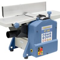 PT 200 Abricht- und Dickenhobelmaschine mit weißem Transportband und schwarzer Düse in einer Werkstatt oder Fabrikumgebung.