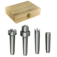 DEMA Mitlaufende Körnerspitze Set MK2: Vier Metall-Schraubenzieher und eine kleine Holzbox mit Gold-Auskleidung um einen Loch in der Mitte. Die vier Schraubenzieher sind von links nach rechts vertikal angeordnet, jeder mit verschiedenen Größen von Köpfen. Sie haben alle silberne Körper und schwarze Handgriffe. Oben auf der kleinen Holzbox ist noch eine kleine Holzbox, die denselben Entwurf wie das Original hat, aber offen und leer ist.