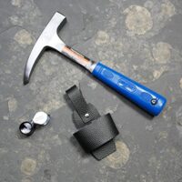 Geologenhammer im Gelände - Paket 6 für z.B. Erstsemester: Pickhammer, Lupe und Hammerhalter auf einem Granitbelag