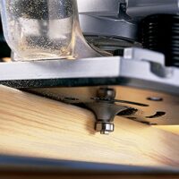 Hochwertiger Bosch Nutfräser für verschiedene Holzarten, zweischneidig und Ø 6 mm, ideal für Tischler und Zimmerleute.