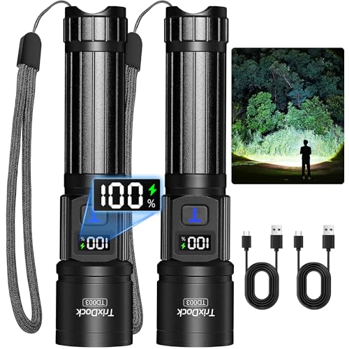 Zwei Taschenlampe LED Aufladbar 2 Stück mit USB-C Zoom IPX6 LCD Display und fünf Lichtmodi auf einem Bildschirm dargestellt. Ideal für Outdoor-Aktivitäten, Camping, Wandern und den Einsatz bei verschiedenen Wetterbedingungen.