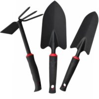 Gartenschaufel Set mit drei verschiedenen Werkzeugen für Gartenbesitzer, metallischer Spatenkopf, ergonomischer Griff und Aufhängvorrichtung für platzsparende Aufbewahrung.